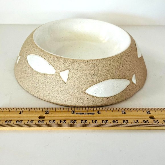 Yommy Bowl # 2 Ceramic Pet Food Dish with Fish Motif Beige White NWOT 6.75" D - Picture 4 of 6